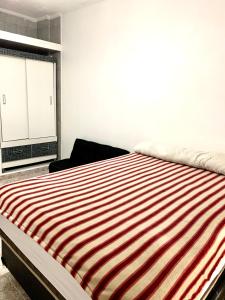 Posteľ alebo postele v izbe v ubytovaní Kitinete 712 frente ao mar