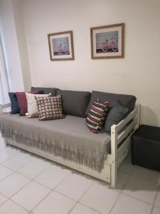 um sofá com almofadas num quarto em Apartamentos Praia de Pajucara em Maceió