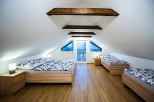 מיטה או מיטות בחדר ב-Apartmány Orava