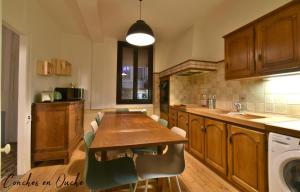 a kitchen with a table and chairs and a sink at Hyper-centre de Conches-en-Ouche. in Conches-en-Ouche