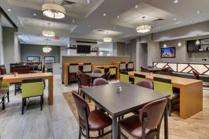 um restaurante com mesas e cadeiras e uma cafetaria em Drury Plaza Hotel Milwaukee Downtown em Milwaukee