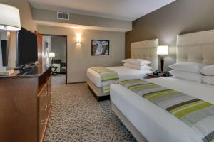 Posteľ alebo postele v izbe v ubytovaní Drury Plaza Hotel Dallas Richardson