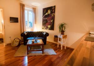 - un salon avec un canapé en cuir et une table dans l'établissement Il Florino, à Merano