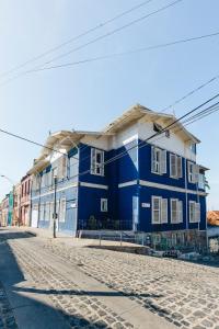 un bâtiment bleu sur le côté d'une rue dans l'établissement Casablu Hotel, à Valparaíso