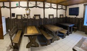 バコヴェルにあるYulitaの木製テーブルとベンチが備わるお部屋