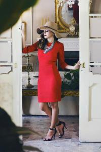 Una mujer con un vestido rojo y un sombrero en Hotel San Carlos, en Guatemala