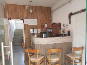 a counter with four chairs at a restaurant at Hotel Salto do Norte in Blumenau