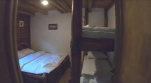 a room with two bunk beds and a mirror at Apartman Zelengora Dolina mira in Pale
