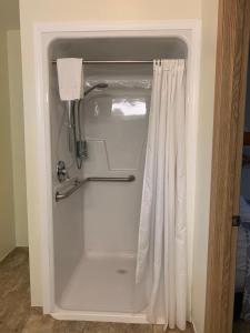 een douche in een badkamer met een douchegordijn bij Marina Motel in Seward