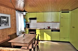 Кухня или кухненски бокс в Ferienwohnung ob Vierwaldsättersee