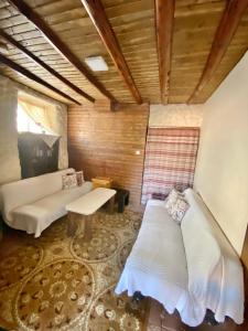 um quarto com uma cama, um sofá e uma mesa em Saint Nicholas heights em Chakistra