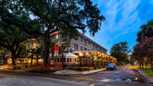 ein Gebäude mit einem davor geparkt in der Unterkunft St Charles Inn, Superior Hotel in New Orleans
