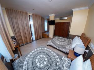 pokój hotelowy z 2 łóżkami i telewizorem w obiekcie Dharma Beach w mieście Montañita