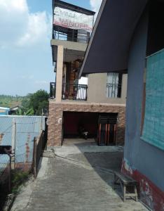 un edificio con balcón en la parte superior en Villa Vander en Pasuruan