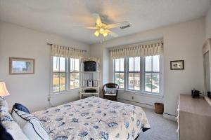 - une chambre avec un lit et un ventilateur de plafond dans l'établissement 41057-2 Hwy 12 Islander Condo, à Avon