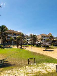 un resort con una rete da pallavolo sulla spiaggia di Beach Front Apartment near Beach Park a Fortaleza Altre 31 foto
