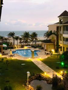 vista para um resort com piscina e oceano em Beach Front Apartment near Beach Park em Fortaleza