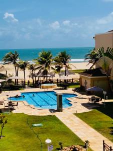 um resort com piscina e praia em Beach Front Apartment near Beach Park em Fortaleza