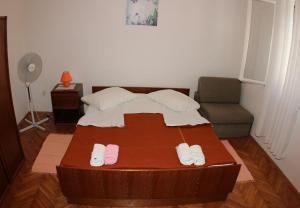 niewielka sypialnia z łóżkiem i krzesłem w obiekcie Apartments Jasna - 300 m from sea w mieście Jelsa