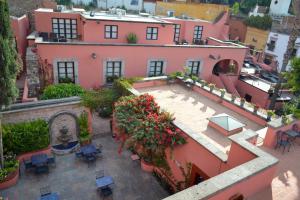 una vista aérea de un edificio rosa con patio en Hotel Casa Rosada - Adults Only, en San Miguel de Allende