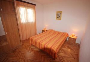 um pequeno quarto com uma cama e 2 candeeiros em Apartments Andrija - amazing view em Rtina