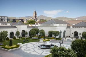 een groot wit gebouw met een fontein op een binnenplaats bij Grand America Hotel in Salt Lake City