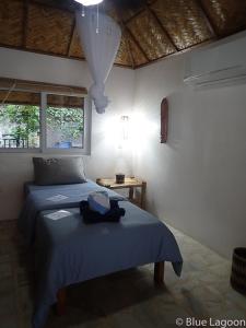 Tempat tidur dalam kamar di Blue Lagoon Dive Resort