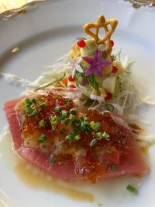 un plato de comida con carne y ensalada. en Ohta Grand Hotel, en Ōta