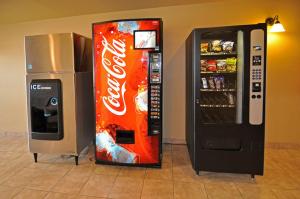 - un distributeur automatique de cocacola à côté d'un distributeur de sodas dans l'établissement Econo Lodge Inn & Suites, à Greenbrier