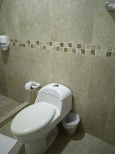 a bathroom with a white toilet in a room at Hotel Portobello in Coveñas
