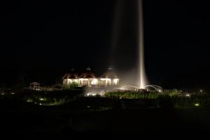 budynek z fontanną przed nim w nocy w obiekcie De MALA w mieście Sukhothai
