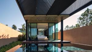 Bazén v ubytování De Capoc Resort nebo v jeho okolí