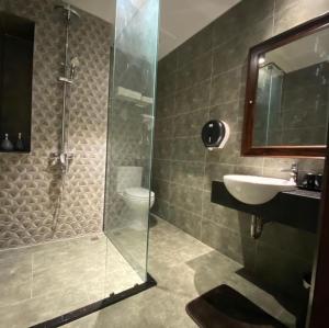 Ένα μπάνιο στο HighLight House +1 φωτογραφίες