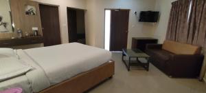Un pat sau paturi într-o cameră la Lamel Cove Beach Resort