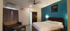 Una cama o camas en una habitación de Lamel Cove Beach Resort
