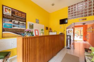 un bar dans un restaurant aux murs jaunes dans l'établissement Pousada Estrada do Ouro, à Angra dos Reis