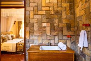 Kylpyhuone majoituspaikassa Kisubi Forest Cottages
