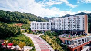 una vista aérea de un hotel con montañas en el fondo en Sono Belle Cheongsong, en Cheongsong