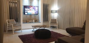 TV a/nebo společenská místnost v ubytování Maximos Luxury Villa with Pool -BREAKBOOKING-CY