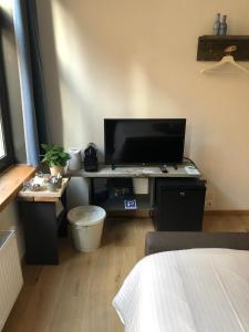 een kamer met een bureau en een computer. bij B&B Calis in Brugge