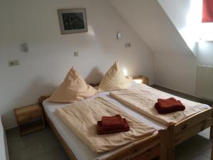 1 cama con 2 almohadas en una habitación en Lautersheimer Gutshof, en Lautersheim