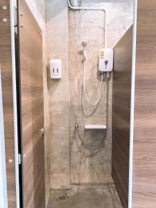 Koupelna v ubytování Sleepbox Hostel Suratthani