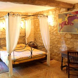 Saint-CybranetにあるMaison de 2 chambres avec piscine partagee jardin amenage et wifi a Saint Cybranetのベッドルーム1室(カーテン、テーブル付)