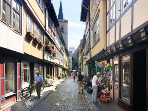 エアフルトにあるCozy apartment in the heart of Erfurt 30 m² city viewの建物が並ぶ通りを歩く人々のグループ +6枚の写真