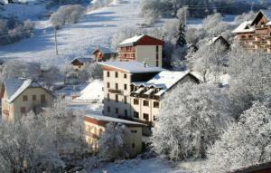 サン・ソルラン・ダルヴにあるAppartement de 4 chambres a Saint Sorlin d'Arves a 100 m des pistes avec balcon amenage et wifiの雪に覆われた木々や建物のある町