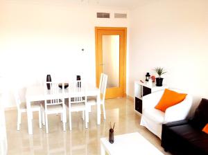 Część wypoczynkowa w obiekcie Bright apartment with sea view in Casares, 96 m², pool