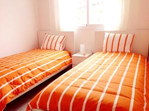 dwa łóżka ustawione obok siebie w sypialni w obiekcie Bright apartment with sea view in Casares, 96 m², pool w mieście Casares