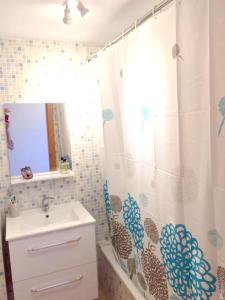 Kúpeľňa v ubytovaní Bright apartment with sea view in Casares, 96 m², pool