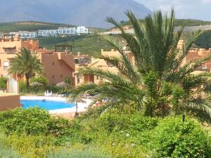 Basen w obiekcie Bright apartment with sea view in Casares, 96 m², pool lub w pobliżu