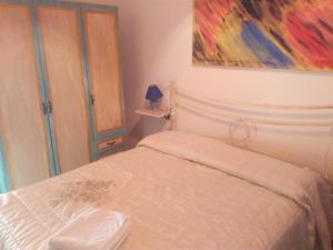 One bedroom appartement with sea view furnished terrace and wifi at Sciacca 7 km away from the beachにあるベッド